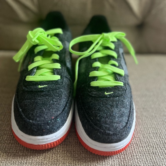 AIR FORCE 1 LV8 BLACK BLACK GHOST GREEN  NOIR VERT FANTOME NOIR size 6y - Picture 4 of 4